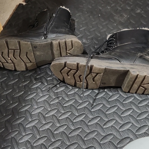 Mexx Black Leather Ankle Boots with Warm Cream Interior - Picture 4 of 4